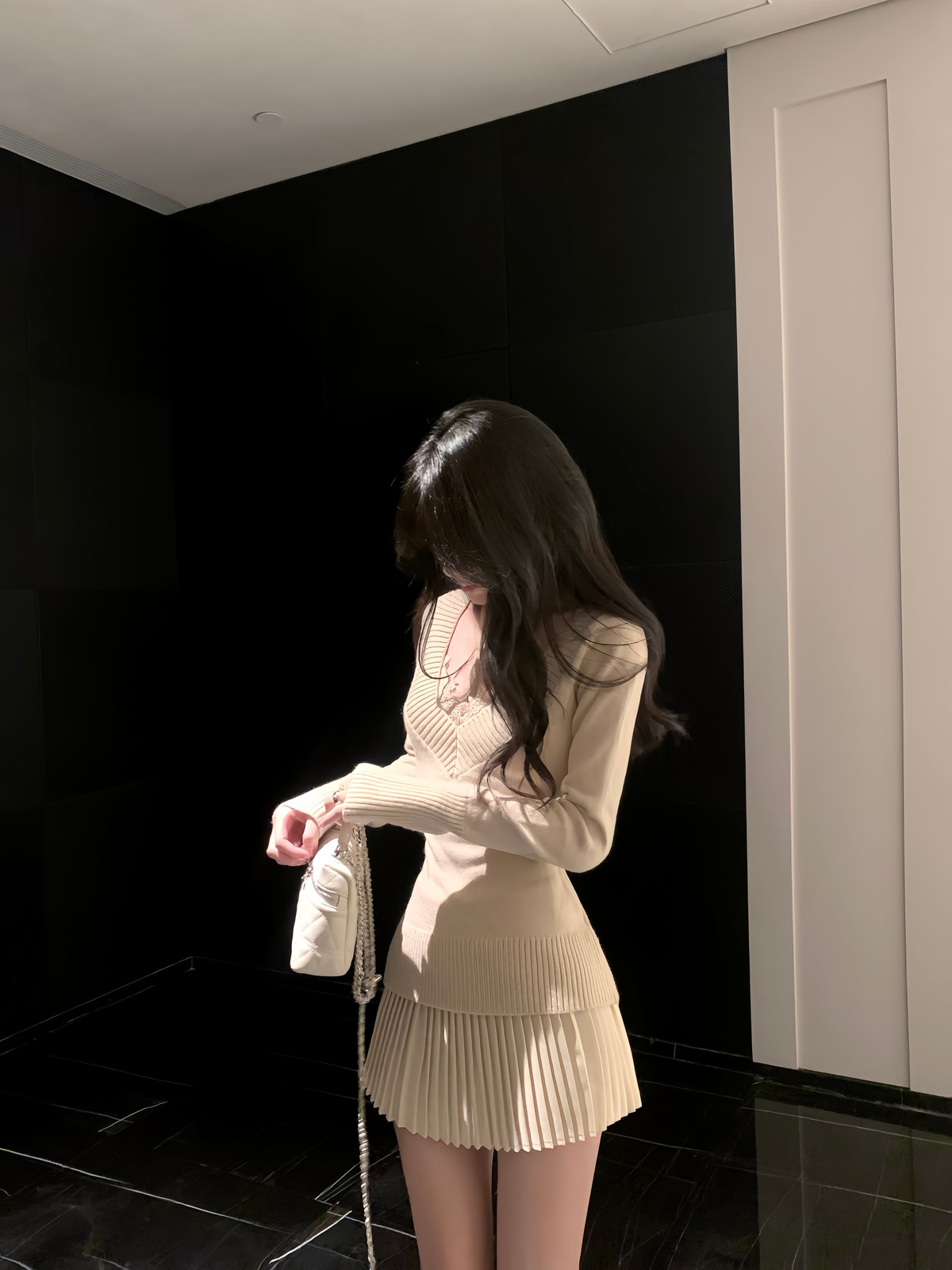 深めVニットからレースをちらっと🤍