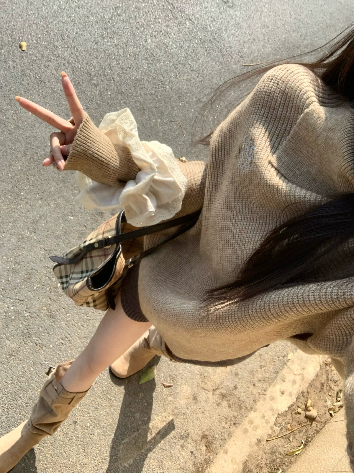 袖口からふわっと白フリル🍂