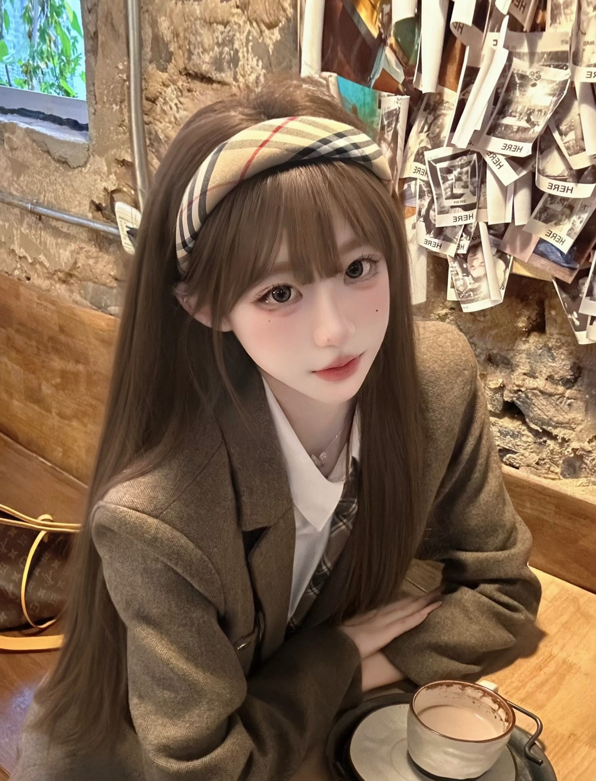 ジャケットにチェックのカチューシャ☕️