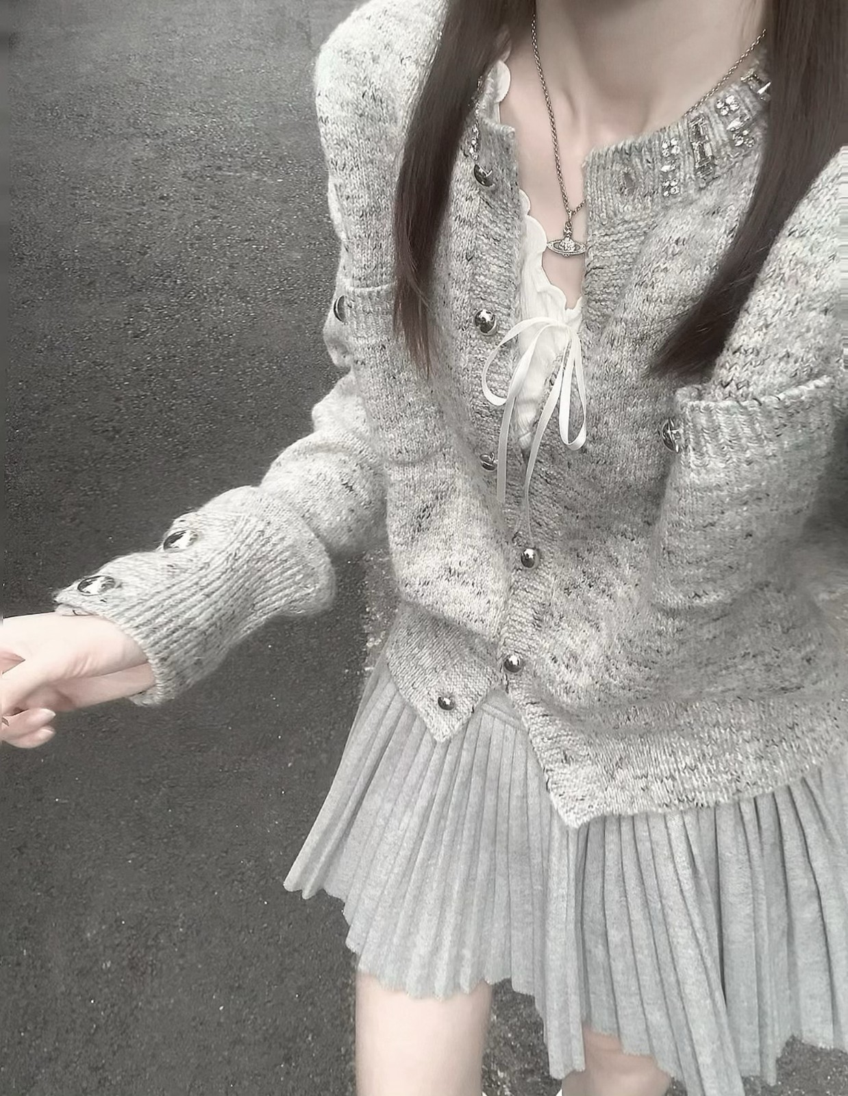 グレーの重ね着に白リボン🩶
