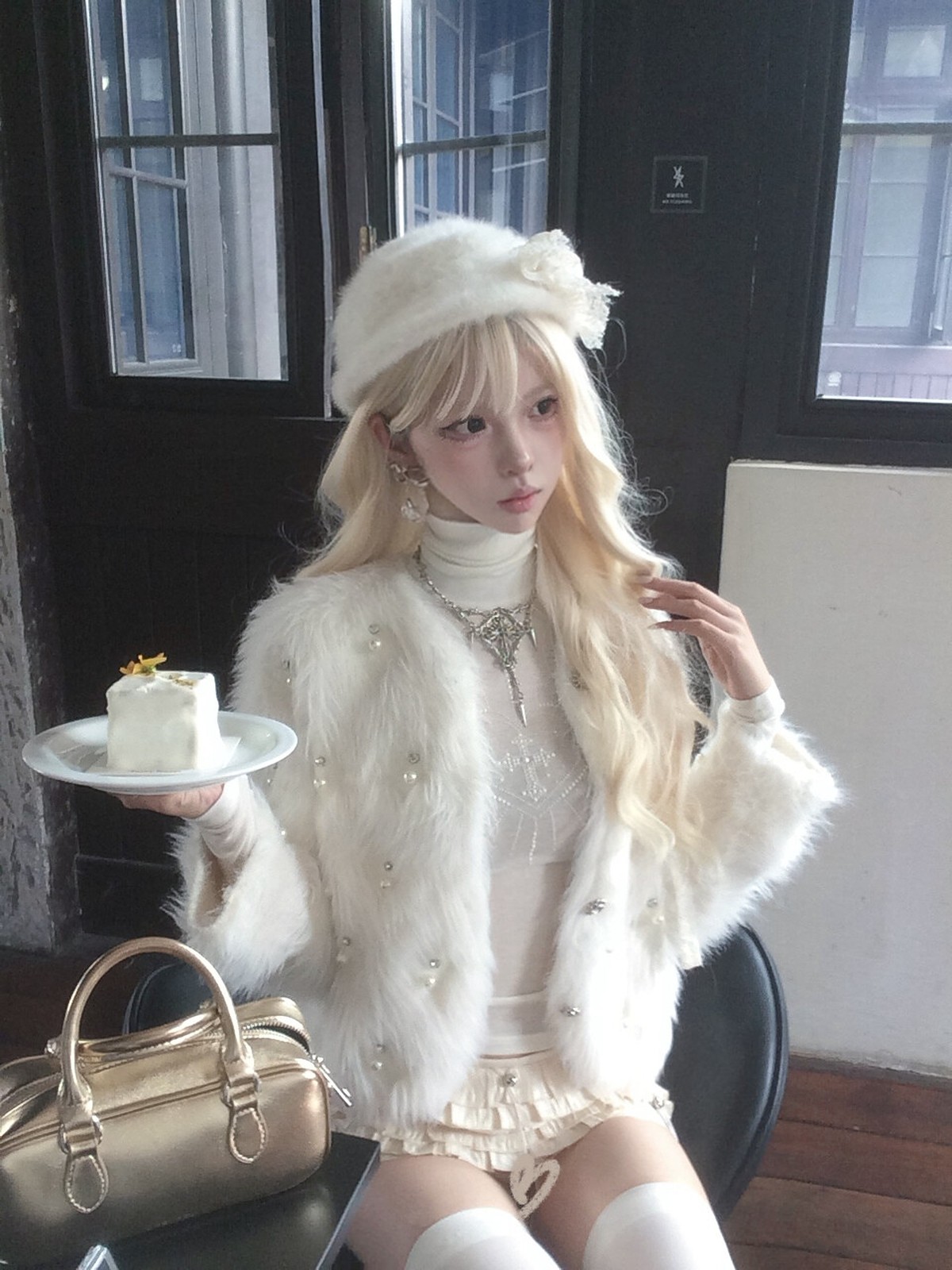 ふわふわの白に帽子もそろえて☁️