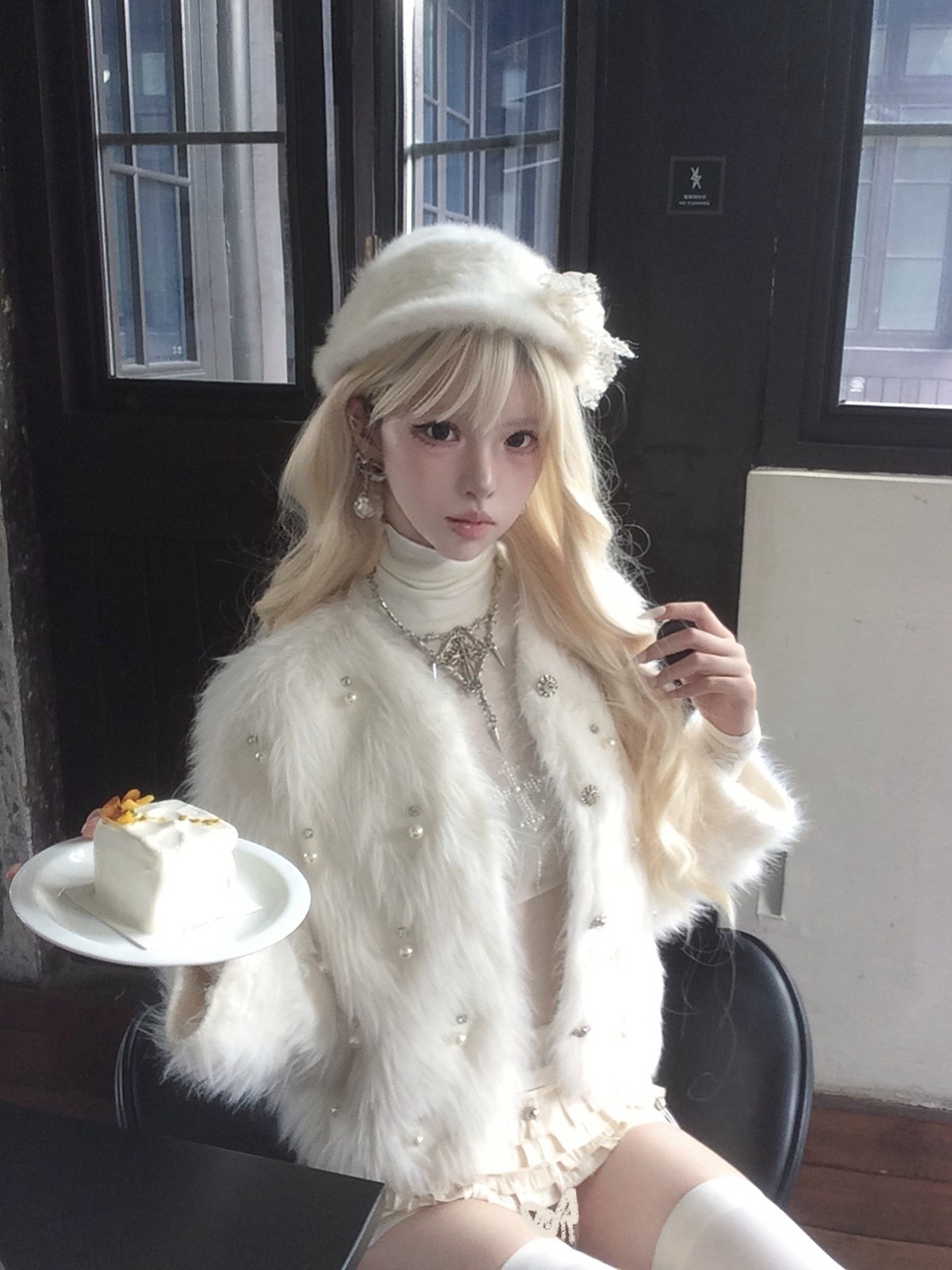 ふわふわの白に帽子もそろえて☁️ 写真3