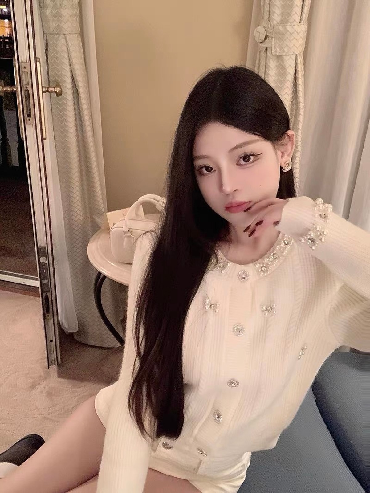 白とグレー、襟元はきらきらに💎 写真3