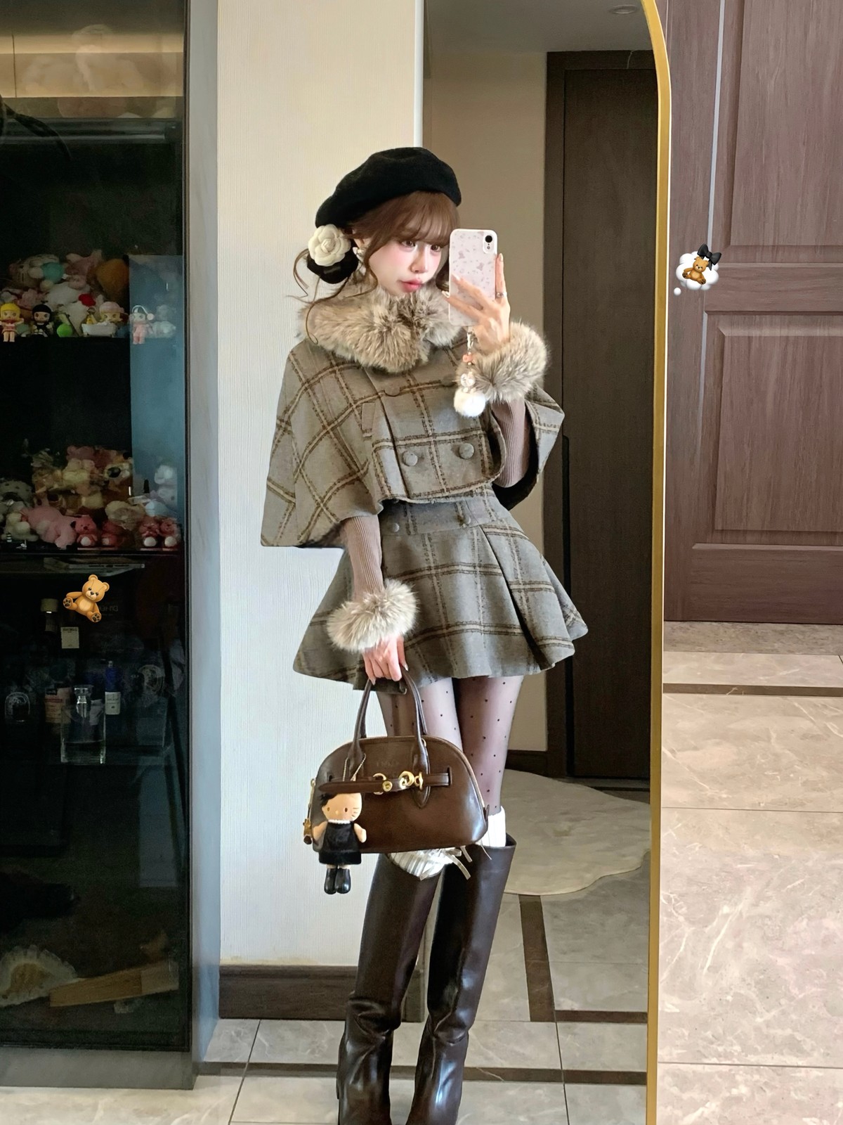 チェックのケープに黒ベレー🤎