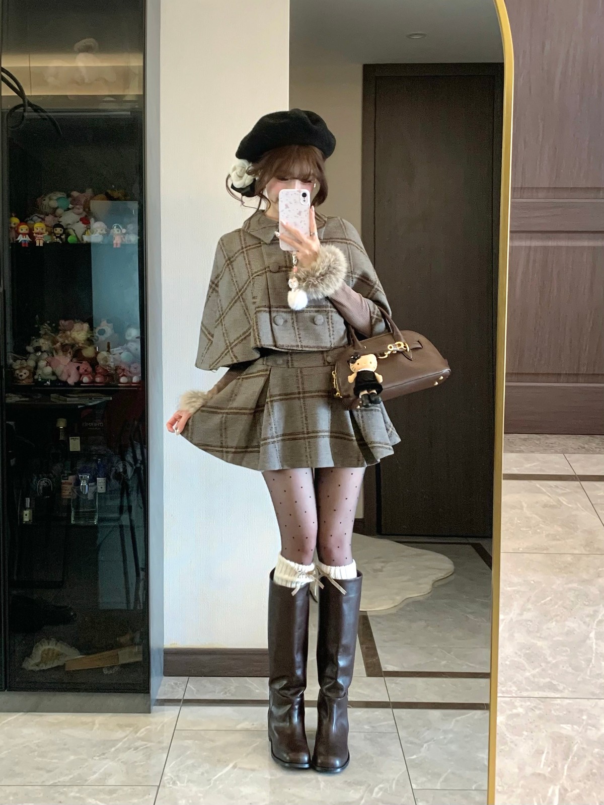 チェックのケープに黒ベレー🤎 写真2