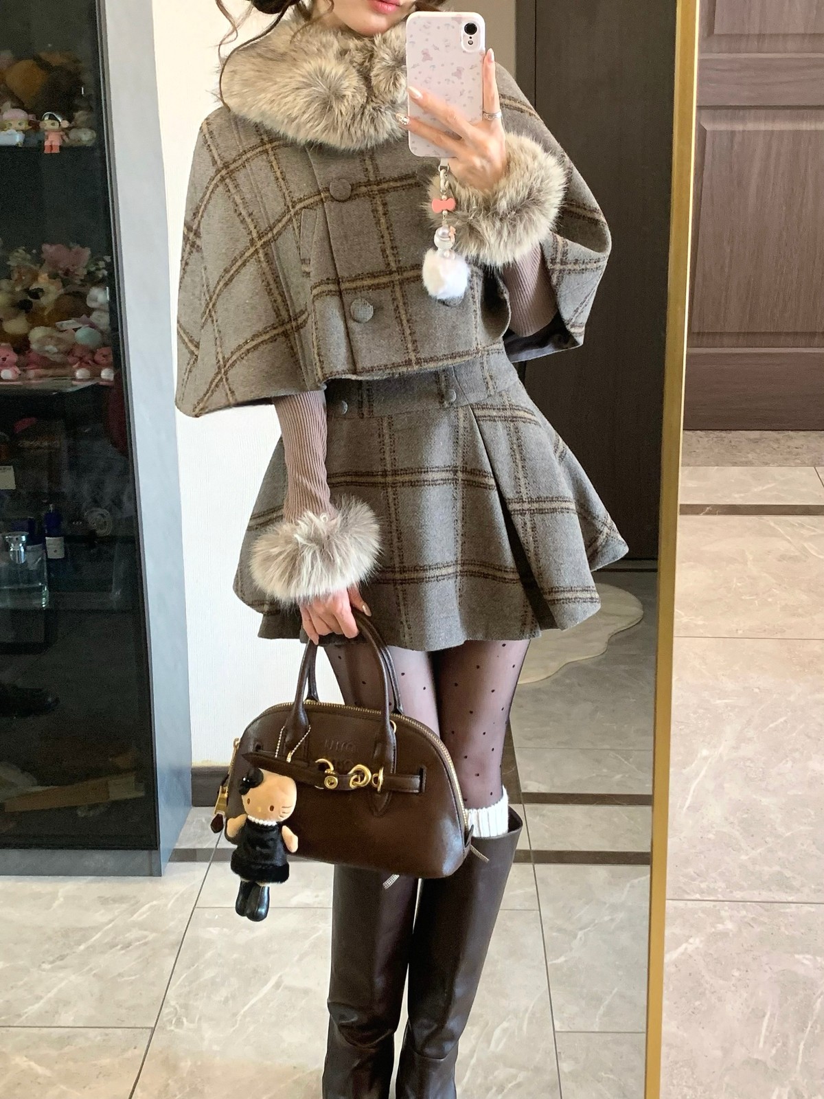 チェックのケープに黒ベレー🤎 写真3