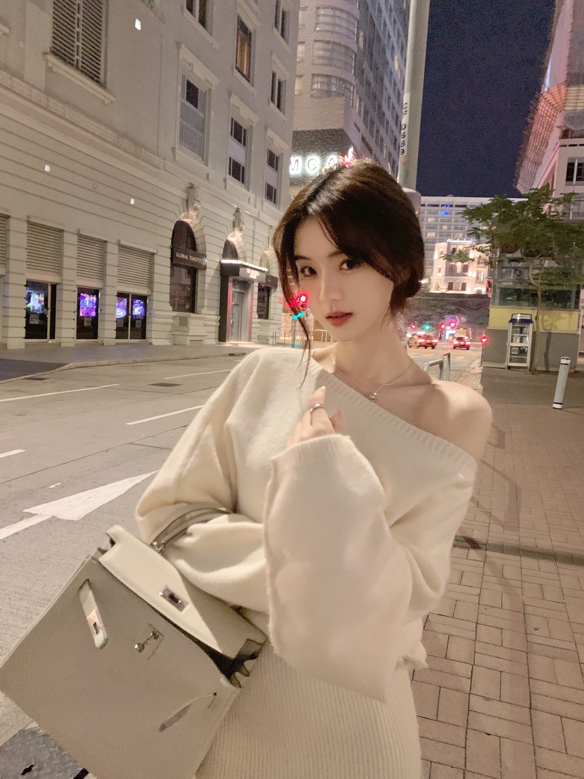 白のゆるい袖とすっきりミニ🤍 写真2