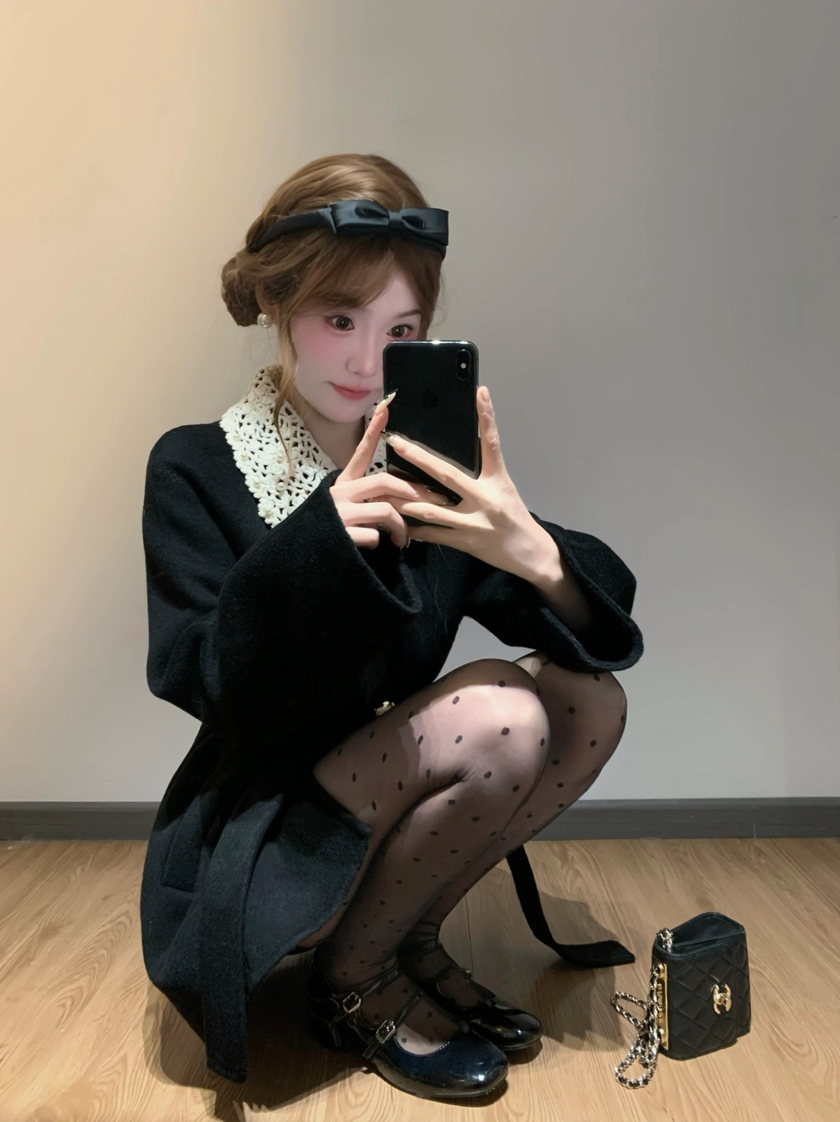 黒コートに白襟とドットタイツ🖤
