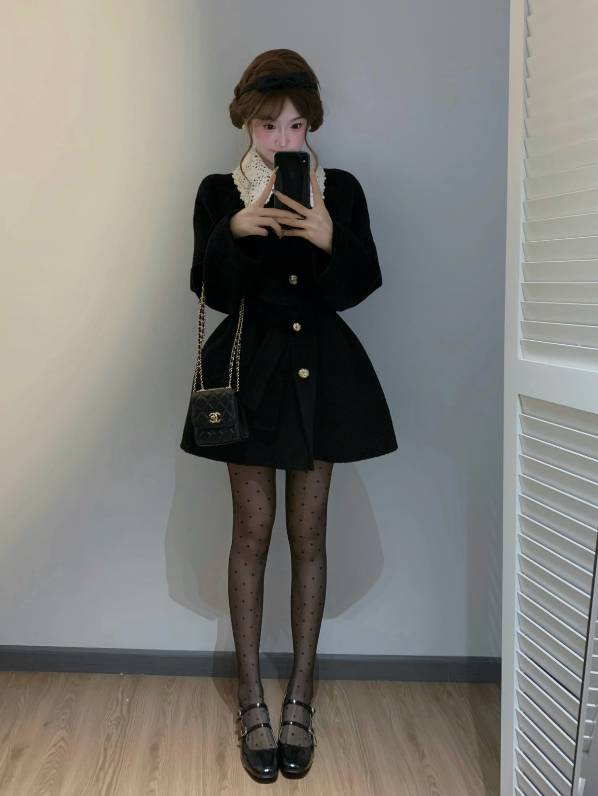 黒コートに白襟とドットタイツ🖤 写真3