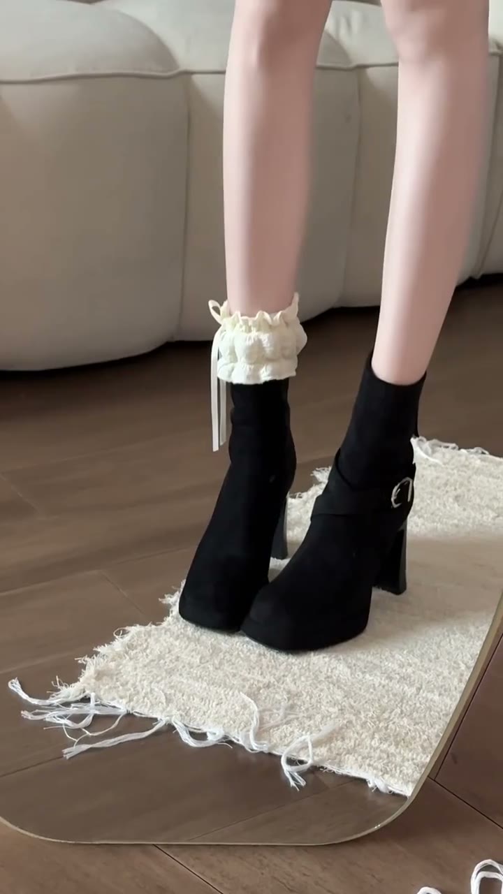 黒いショートブーツに白フリル🤍