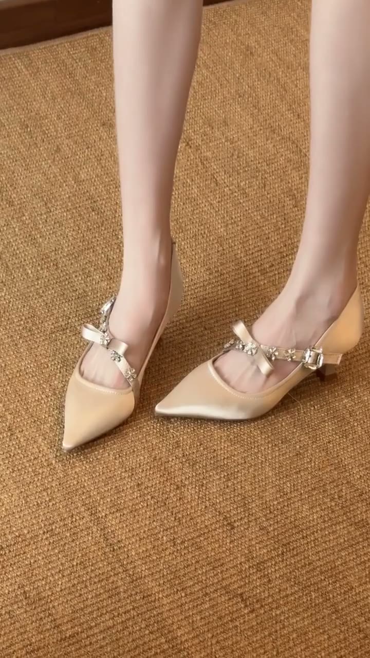 尖ったつま先にきらきらストラップ✨