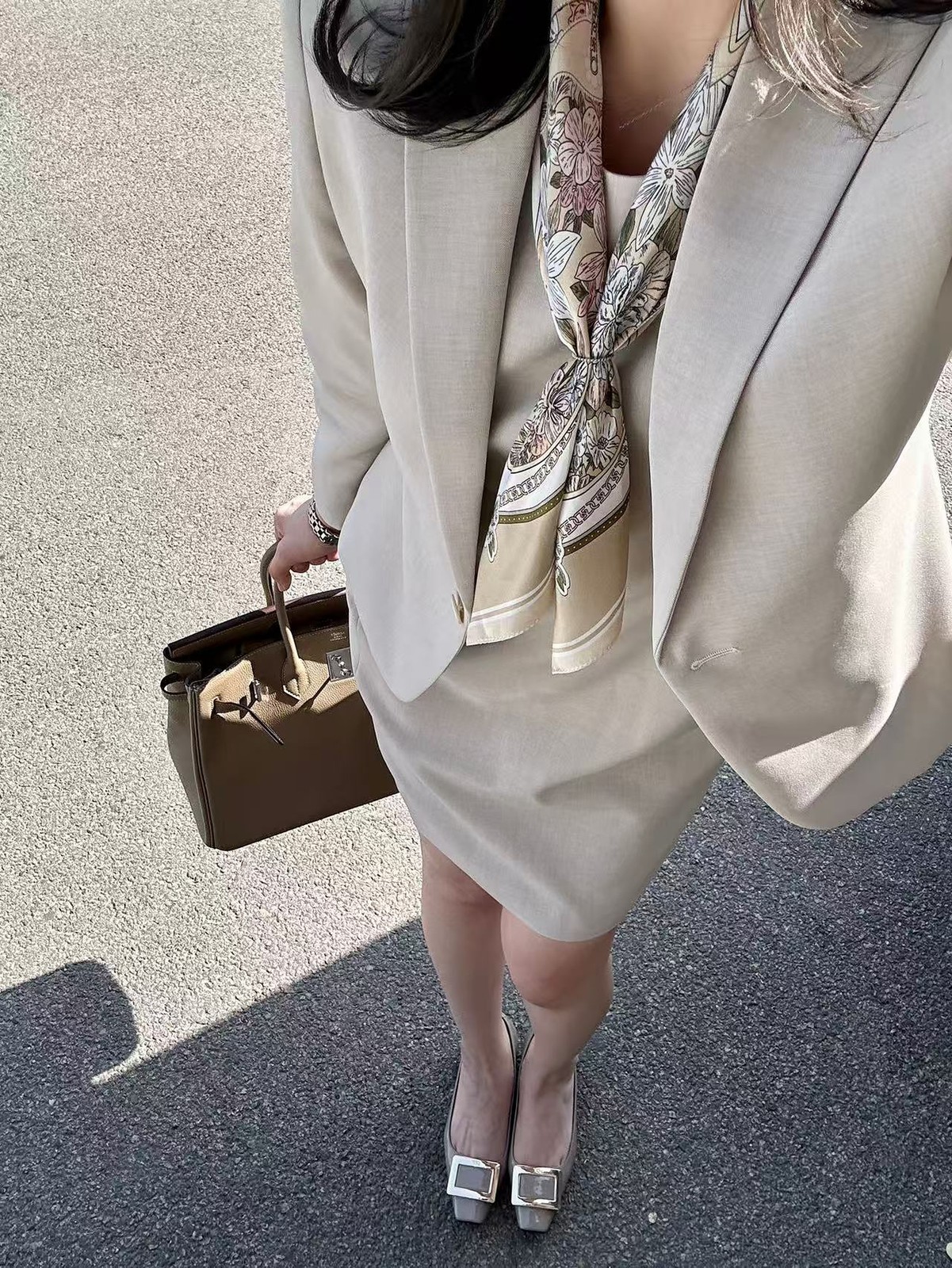 淡いスーツにスカーフを添えて🌷