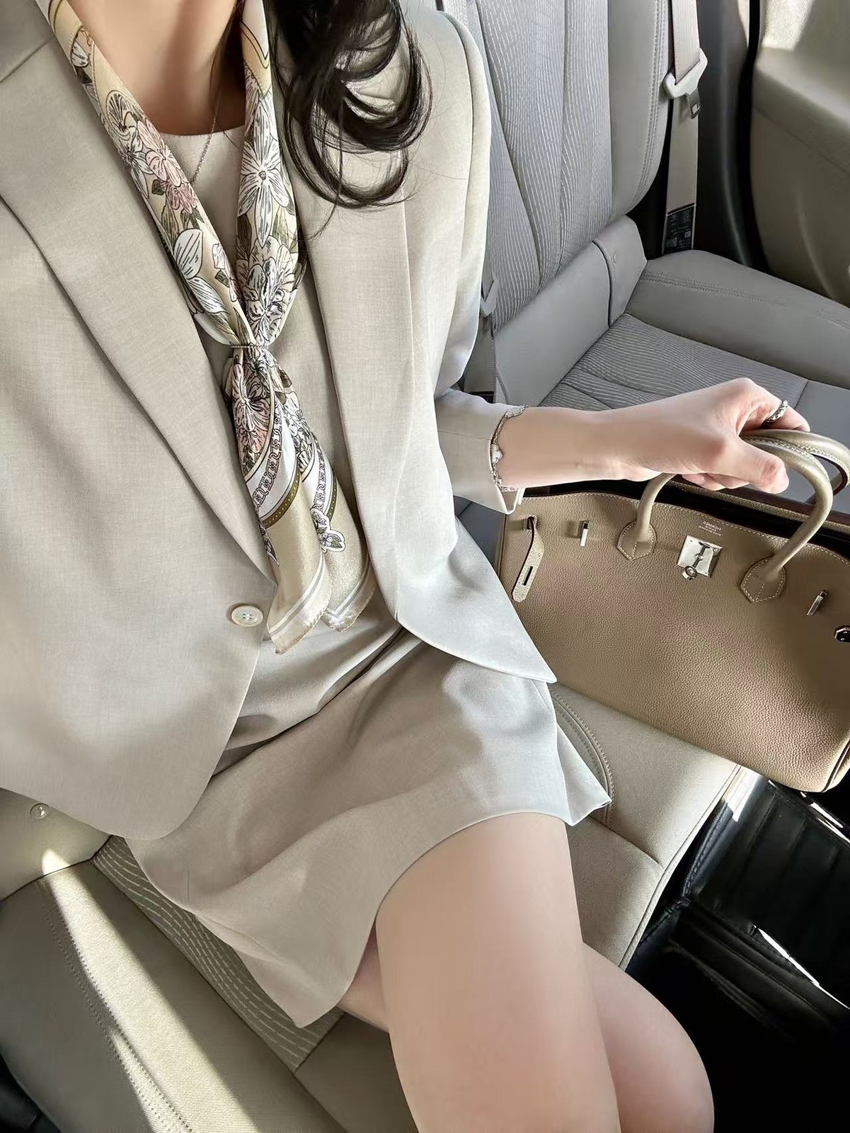 淡いスーツにスカーフを添えて🌷 写真2
