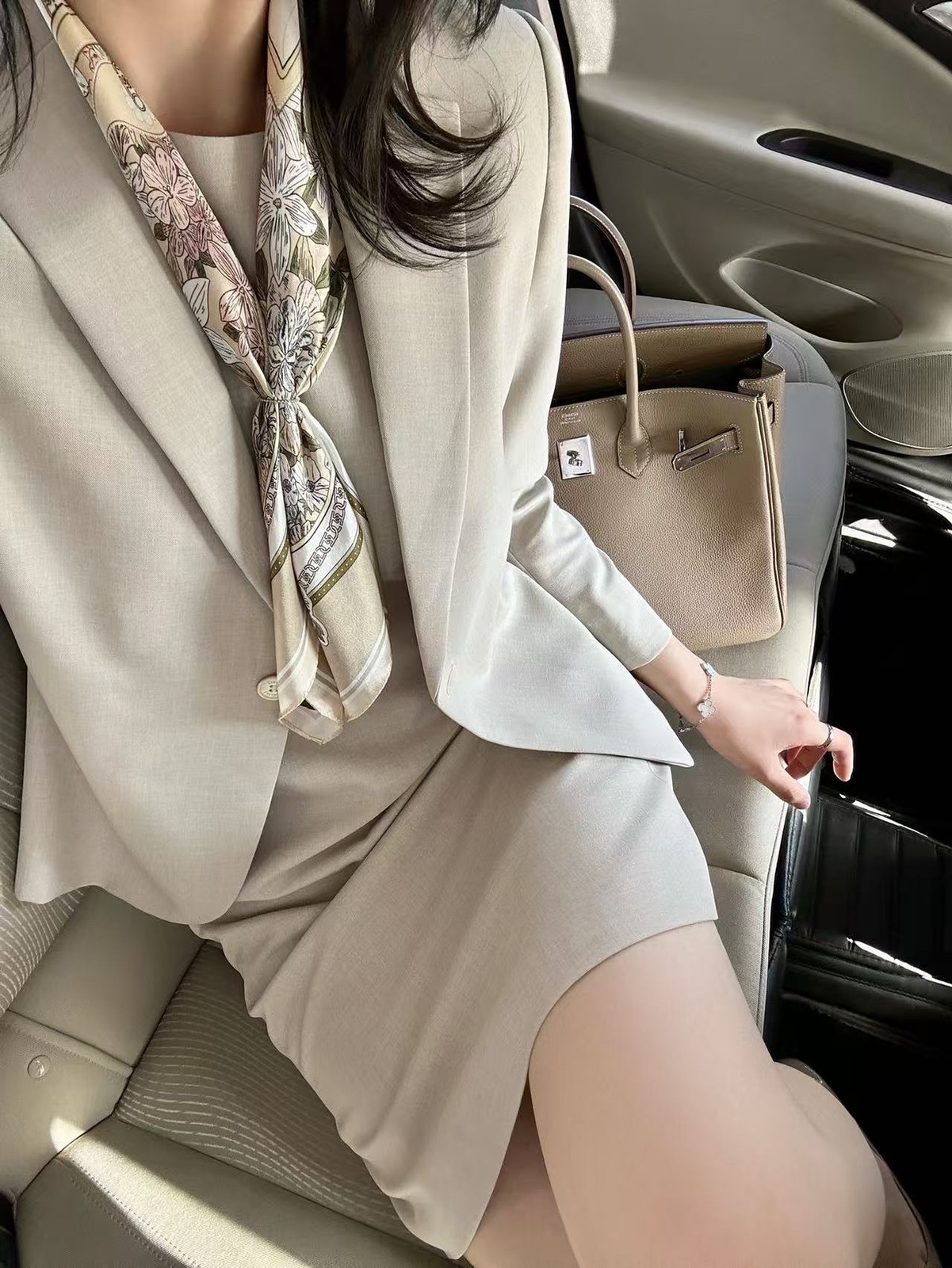 淡いスーツにスカーフを添えて🌷 写真3