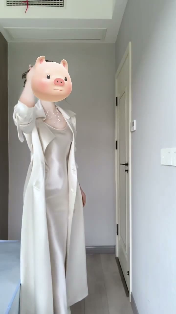 つやのある白をロング丈で重ねて🤍
