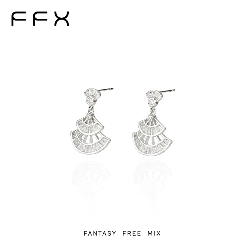 FFX ドレスモチーフ扇形スタッドピアス