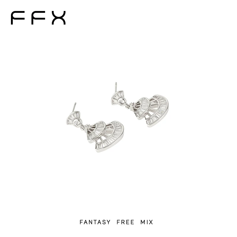 FFX ドレスモチーフ扇形スタッドピアス