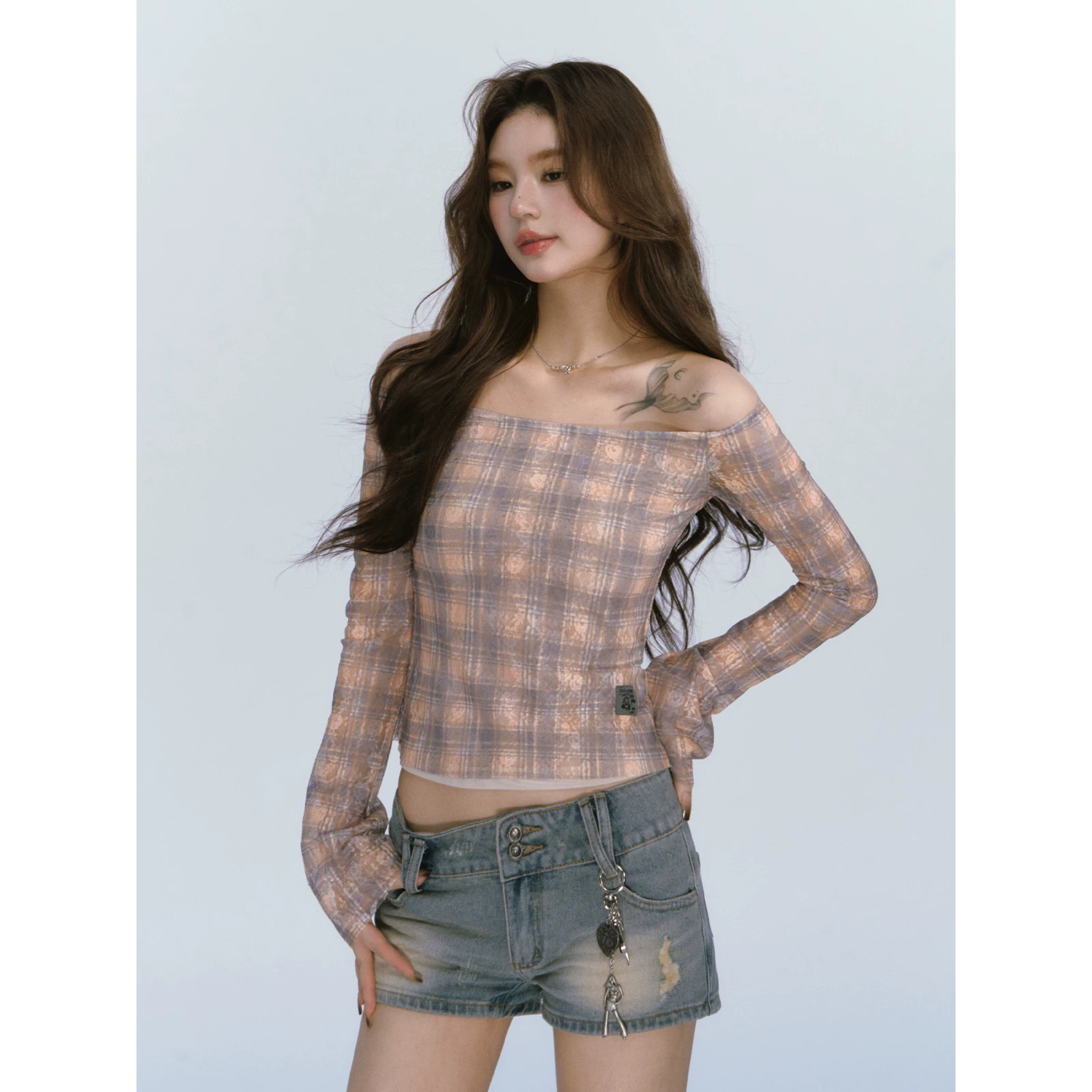 ablueberry チェック柄オフショルダーTシャツ