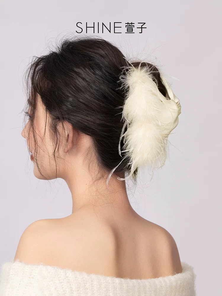 SHINE フェザー風 トライアングルヘアクリップ