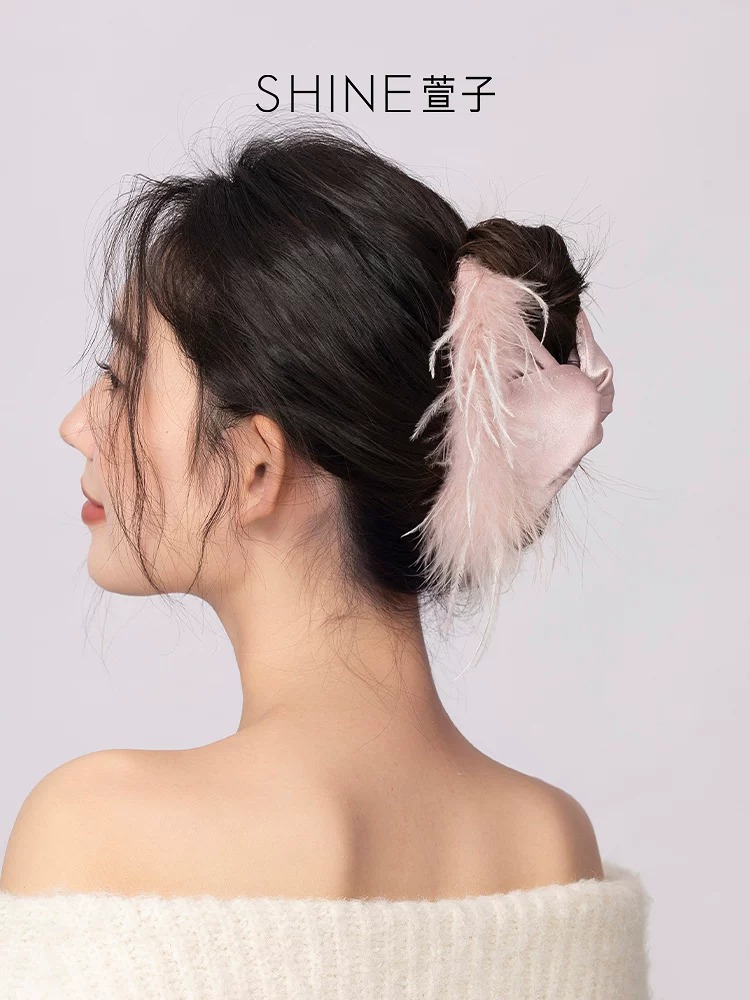 SHINE フェザー風 トライアングルヘアクリップ