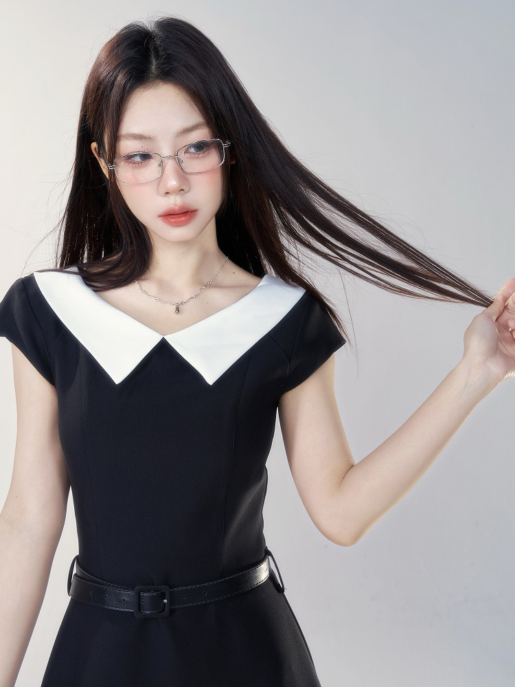 Wildberry ブラック ウエストシェイプ半袖ロングワンピース