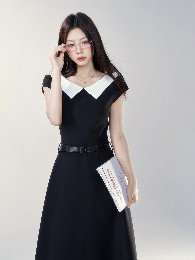 Wildberry ブラック ウエストシェイプ半袖ロングワンピース