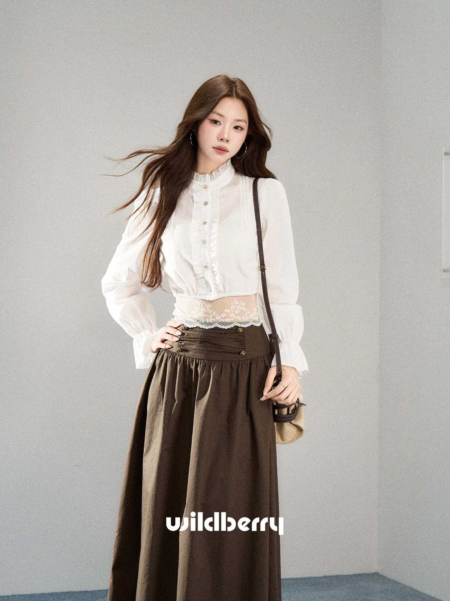 Wildberry スタンドカラー フレアカフスブラウス