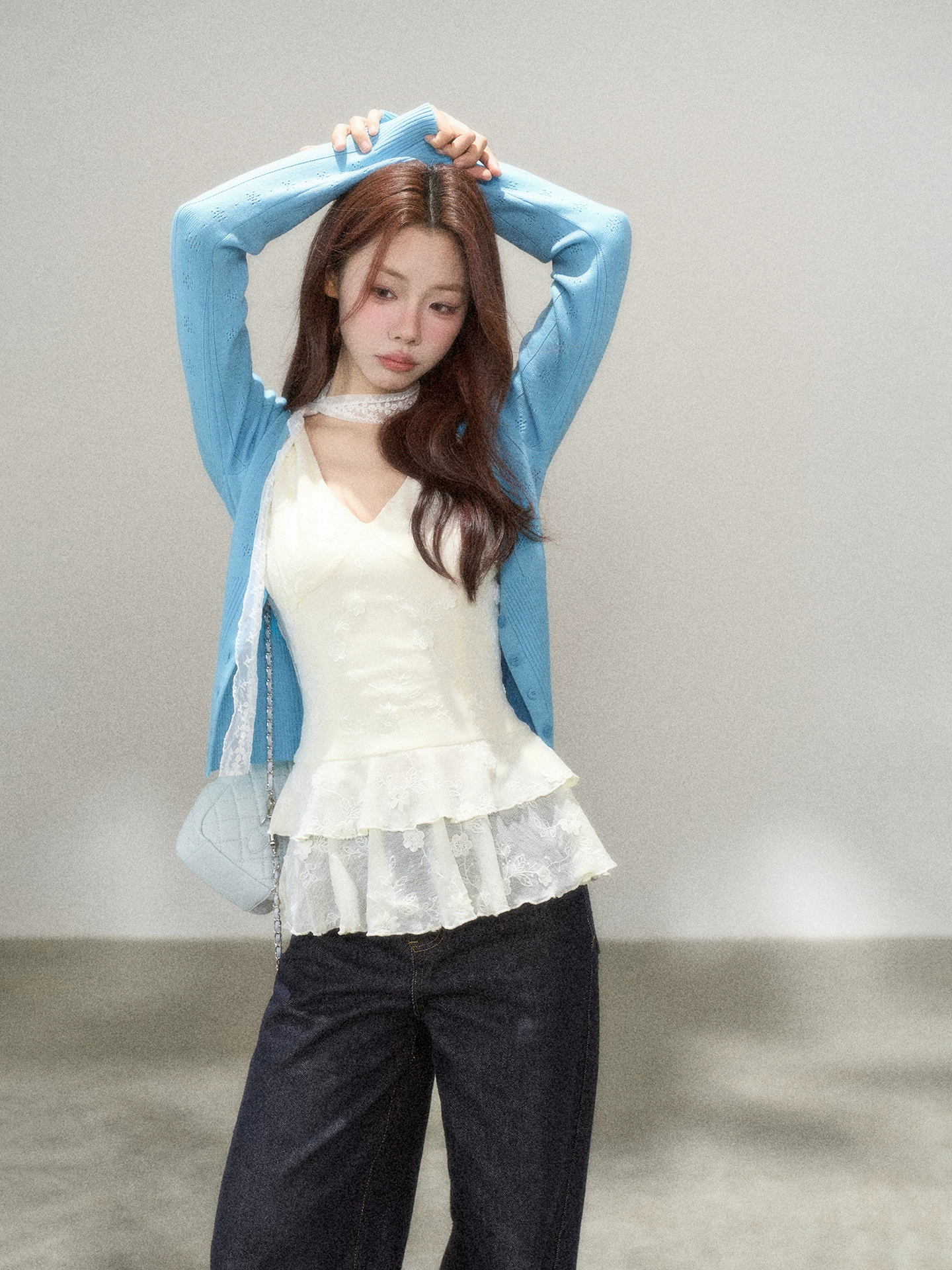 Wildberry Vネックカーディガン・レースヘムトップス