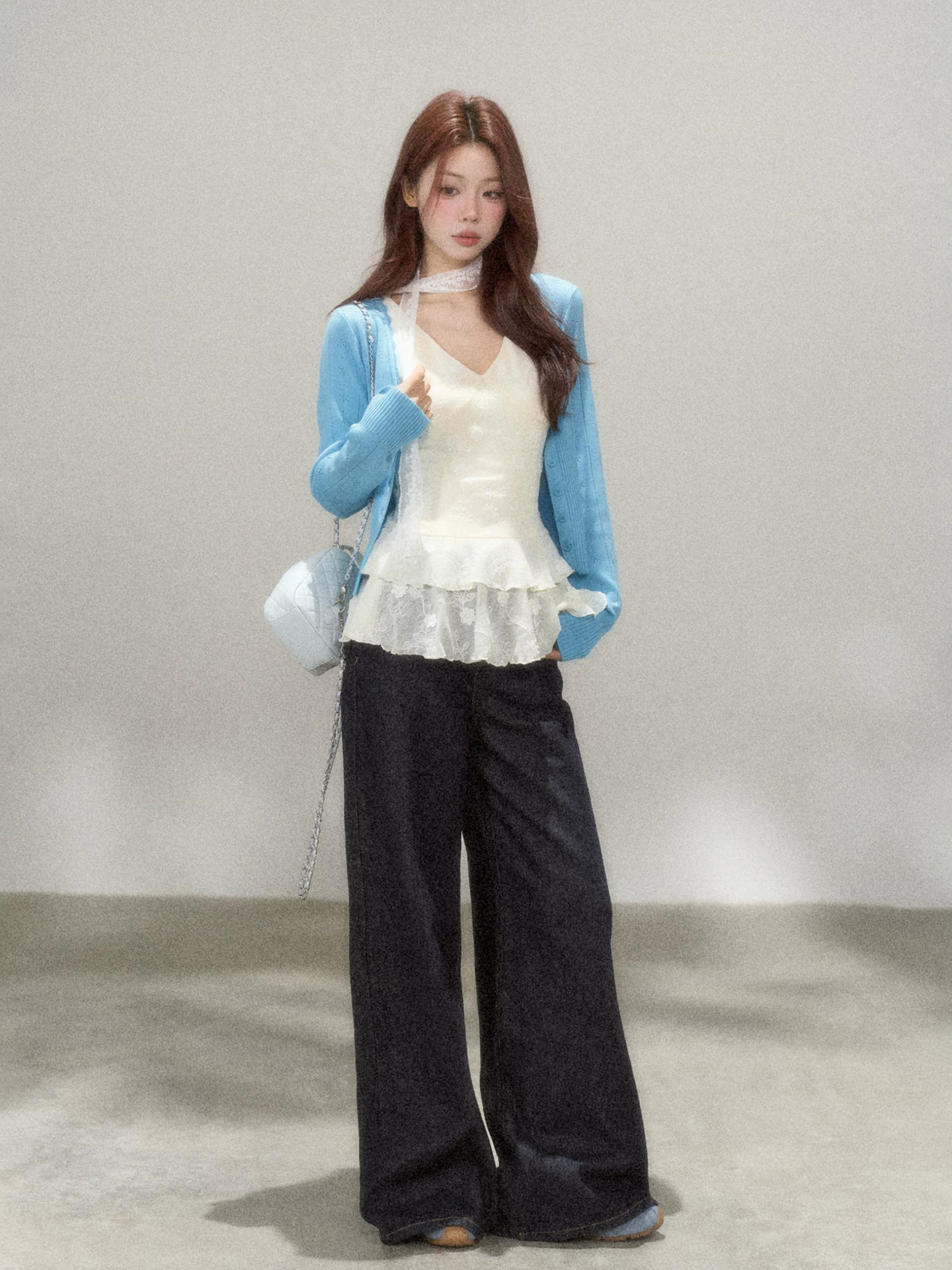 Wildberry Vネックカーディガン・レースヘムトップス