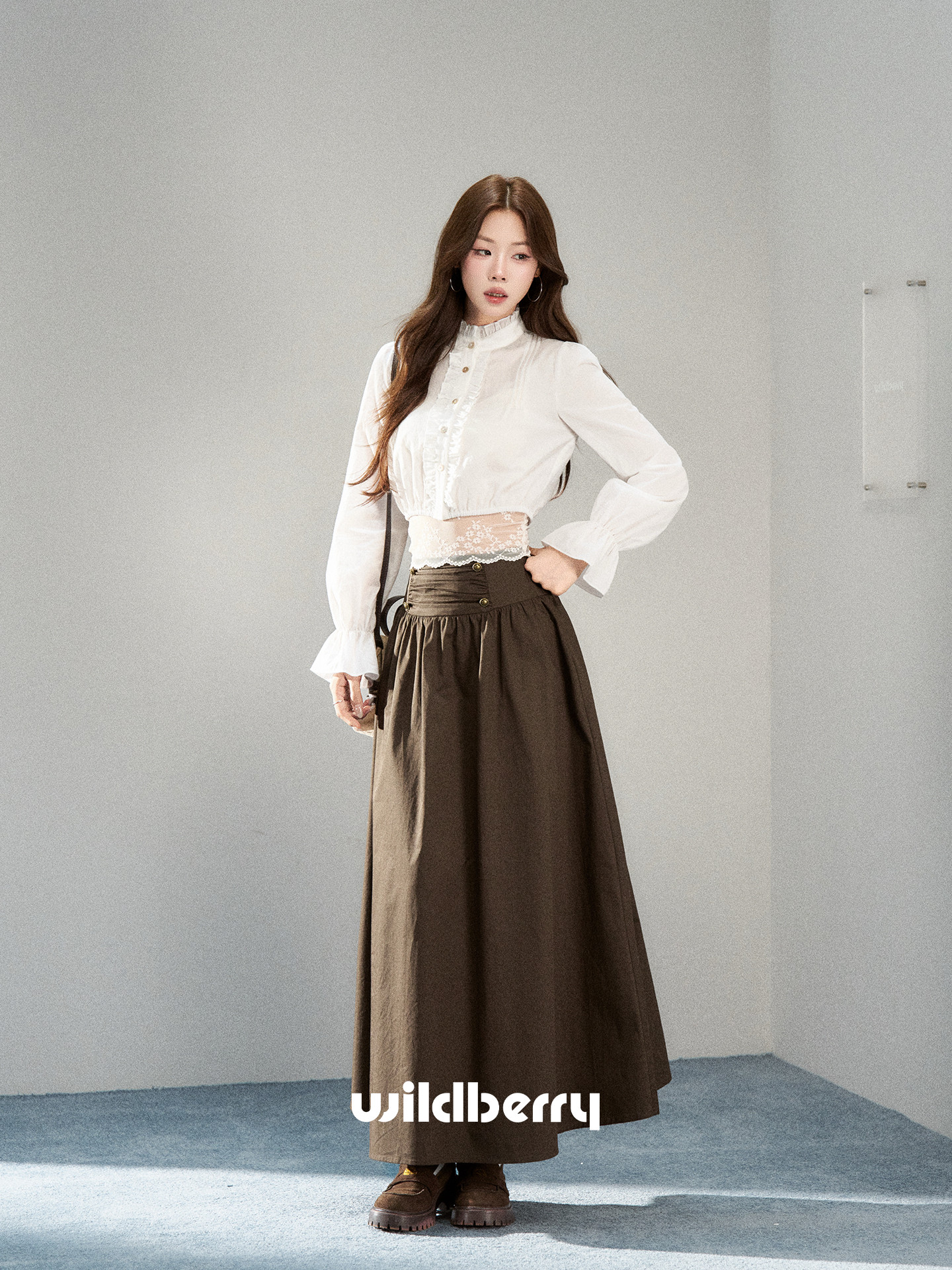 Wildberry スタンドカラー フレアカフスブラウス
