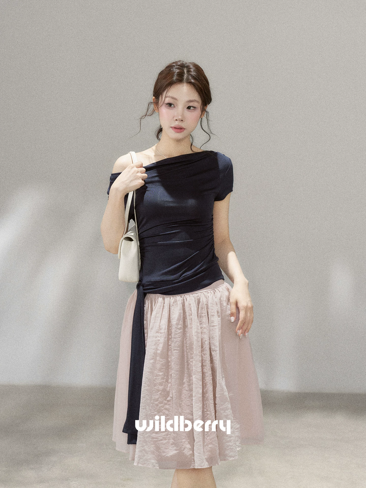 Wildberry ブラック ワンショルダー半袖Tシャツ