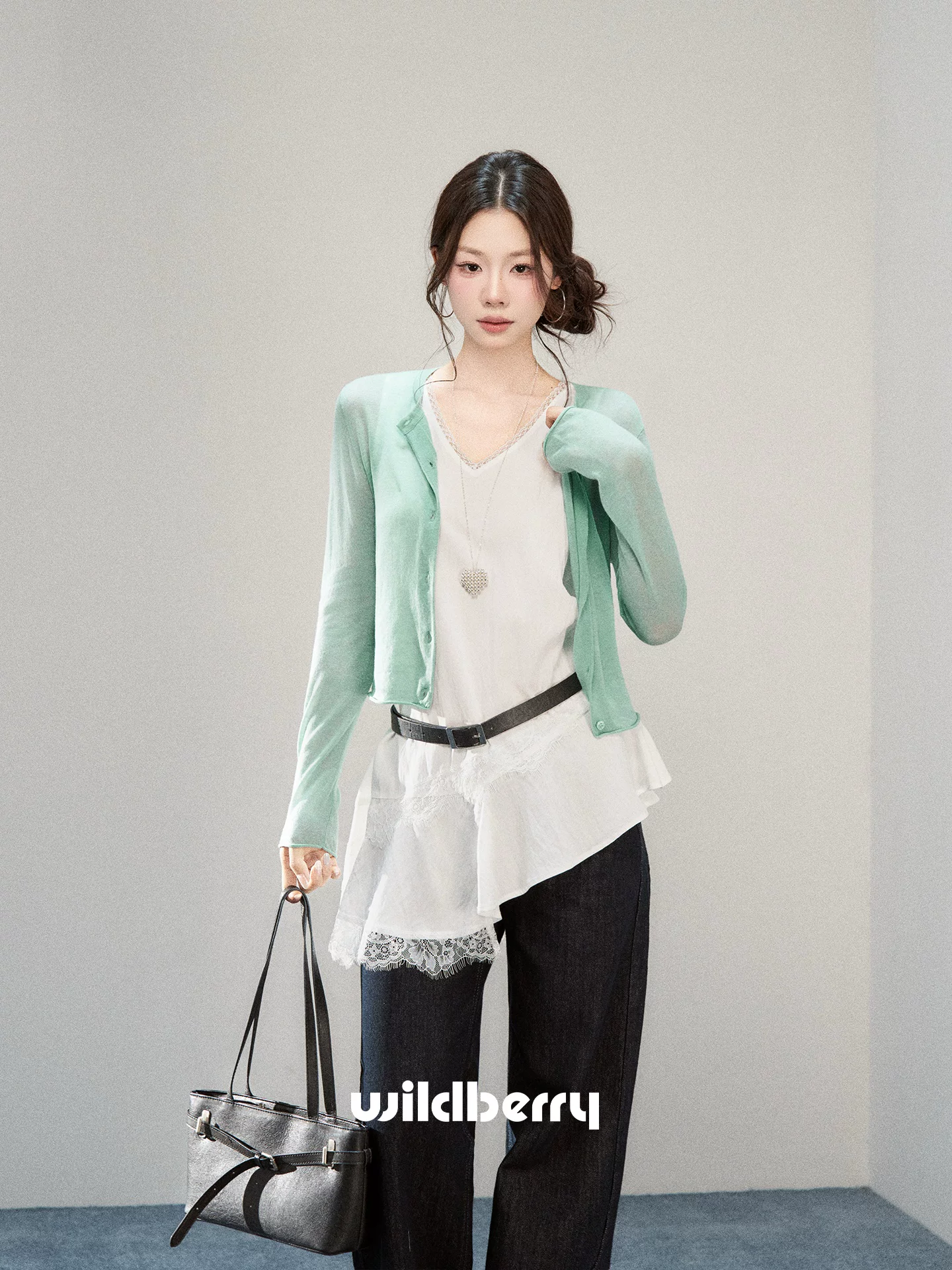 Wildberry ホワイト Vネックアシンメトリーキャミソール