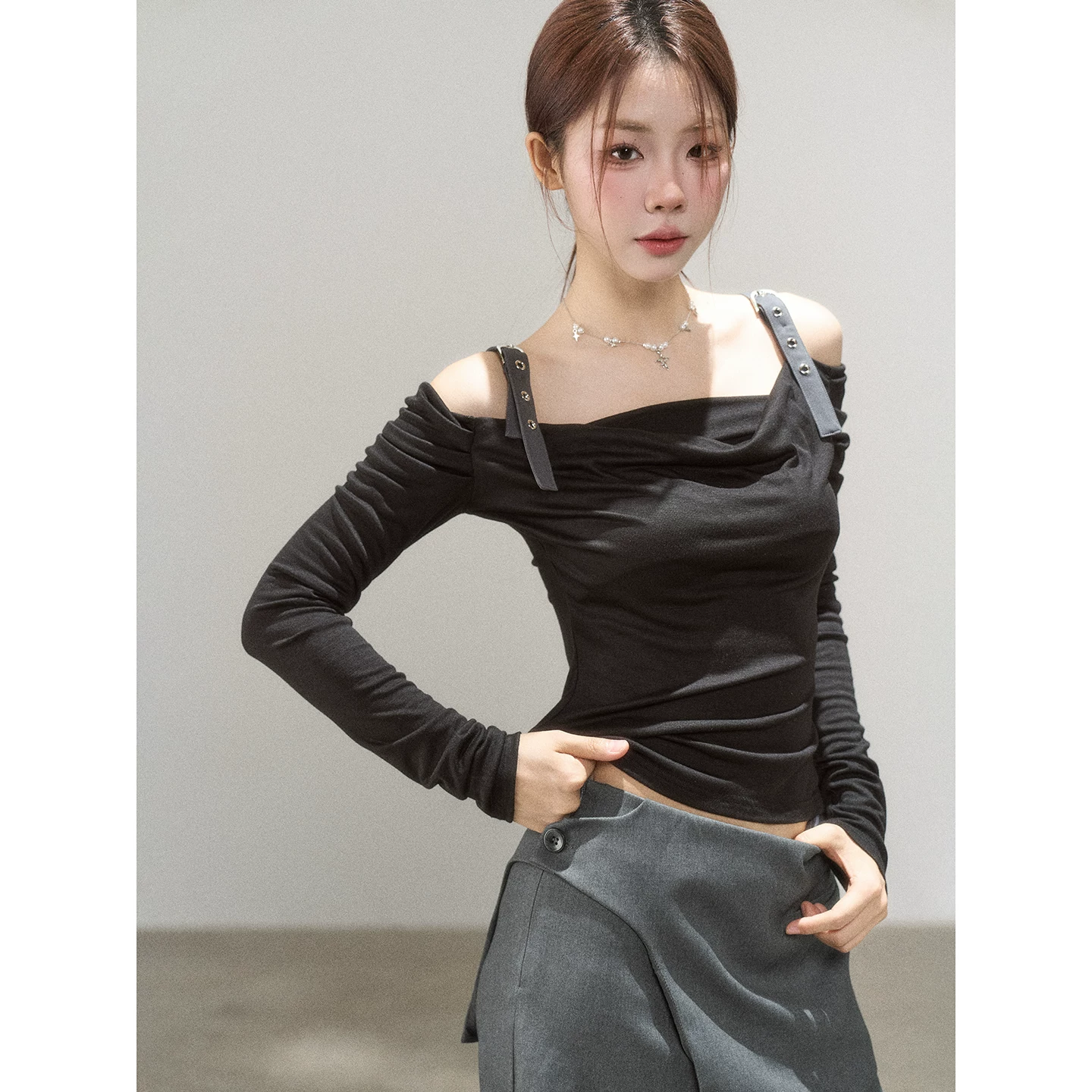Wildberry ブラック オフショルダー長袖Tシャツ