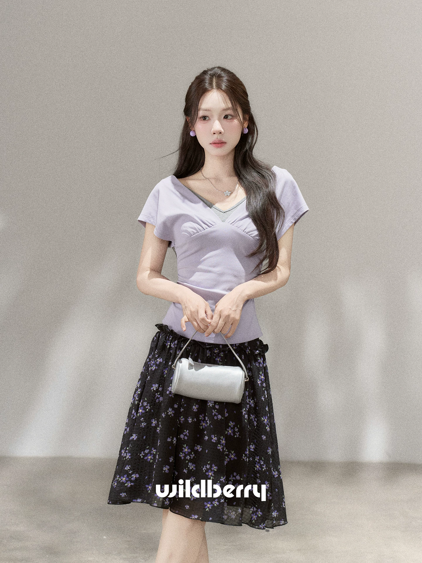 Wildberry Vネック デザイン半袖Tシャツ