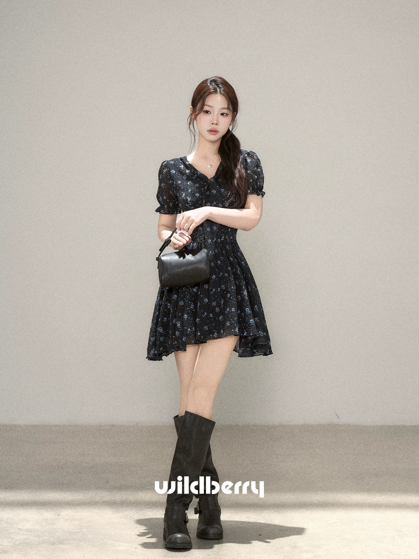 Wildberry Vネック 小花柄ミニワンピース