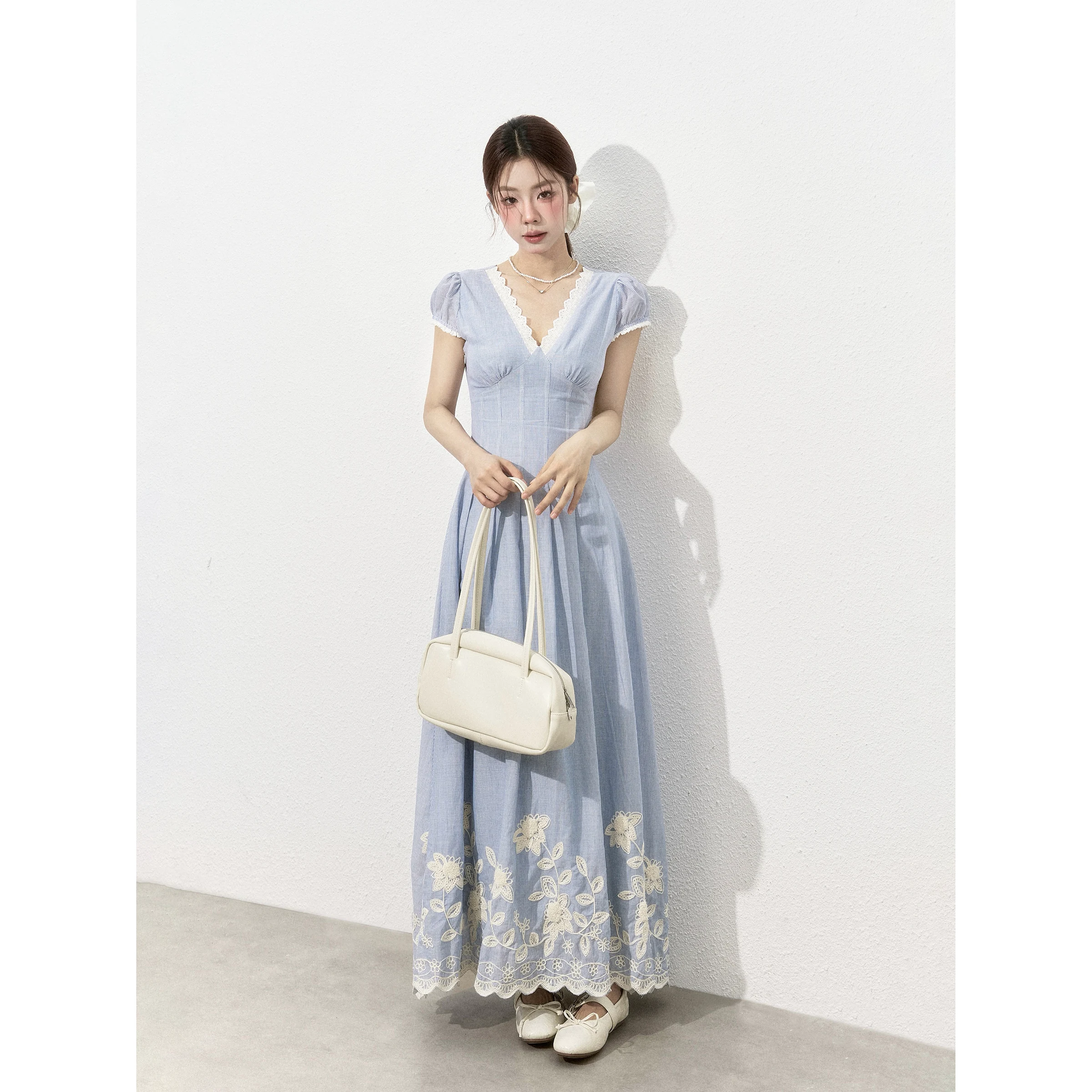 Wildberry Vネック ストライプ刺繍ロングワンピース