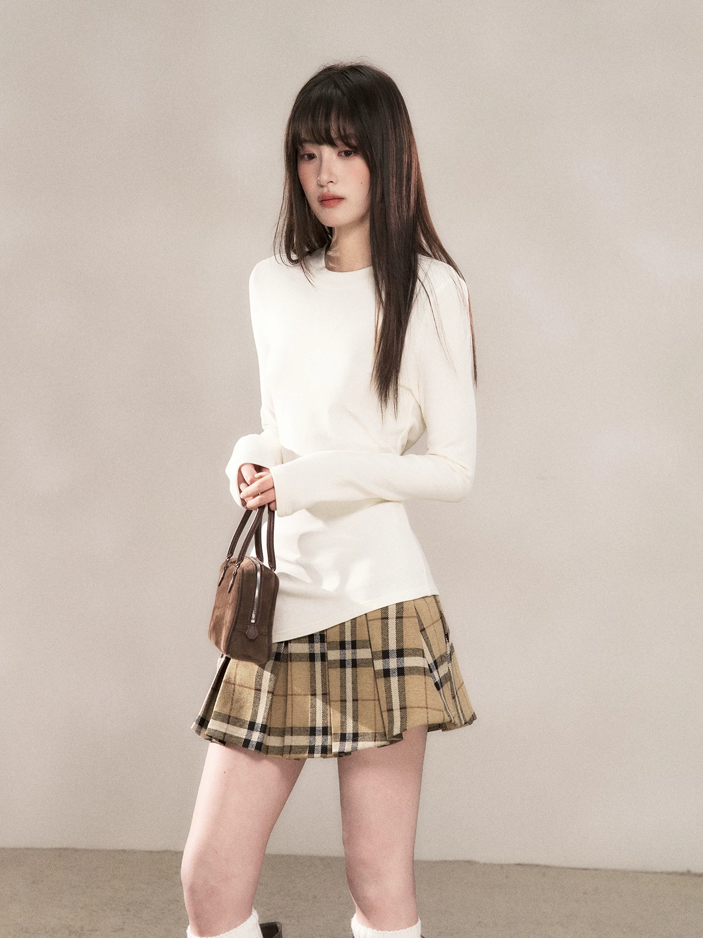 Wildberry ホワイト アシンメトリー長袖Tシャツ