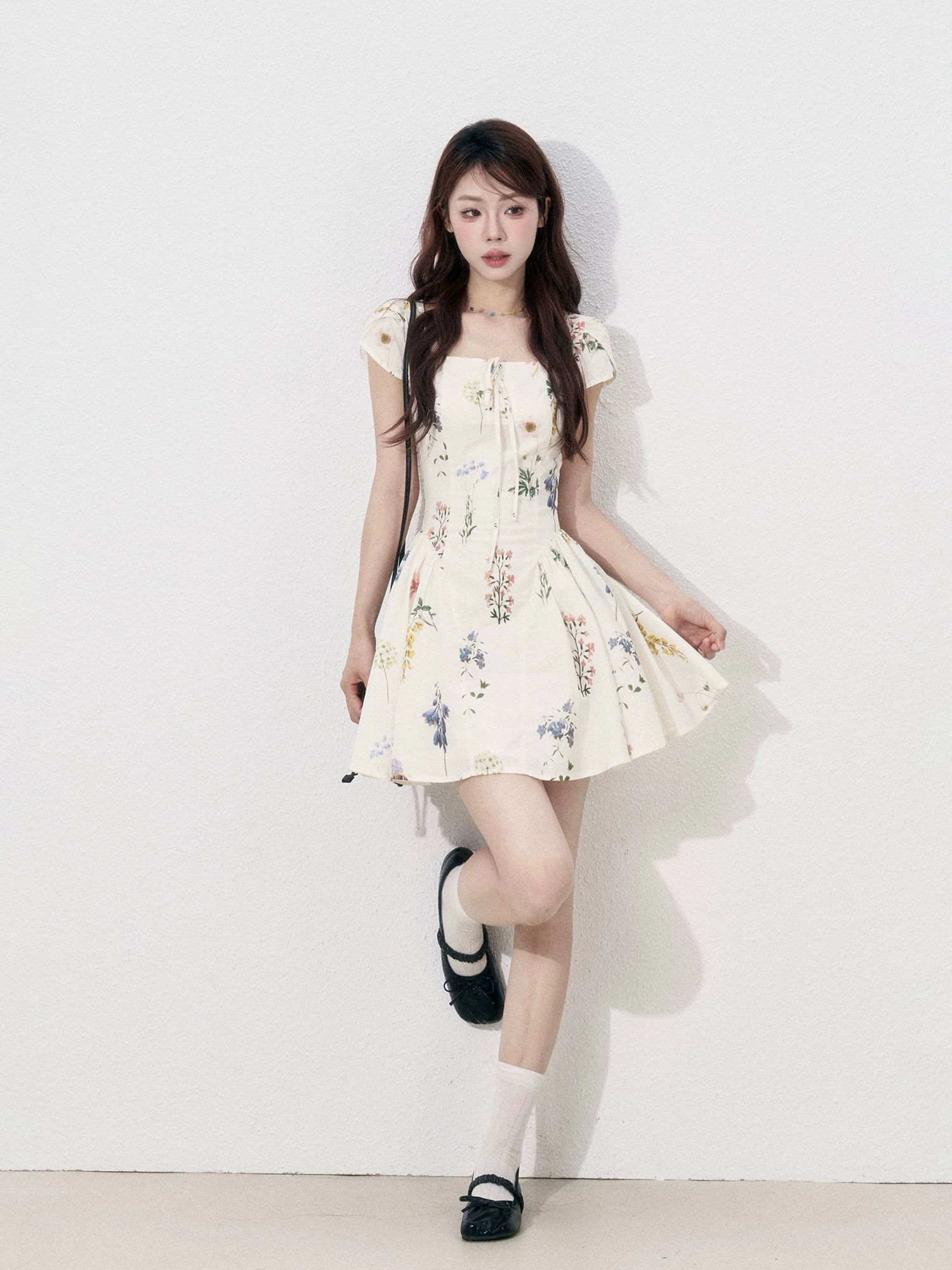 Wildberry スクエアネック 小花柄半袖ワンピース