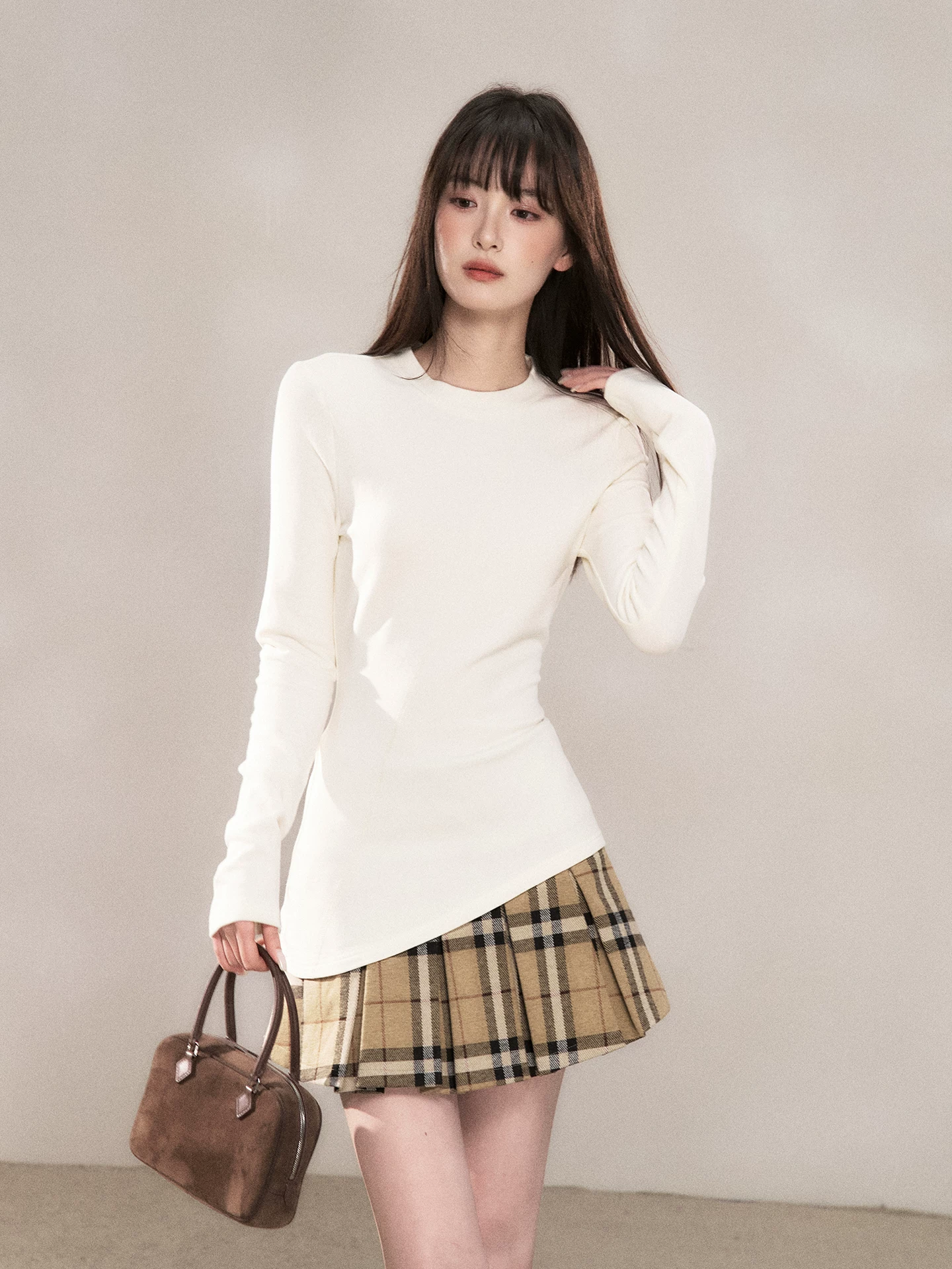 Wildberry ホワイト アシンメトリー長袖Tシャツ